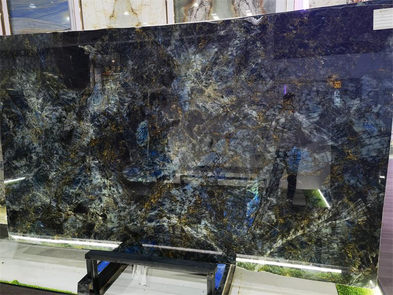 Гранитный камень синего цвета, как видно на столешницах из телевизионных плит